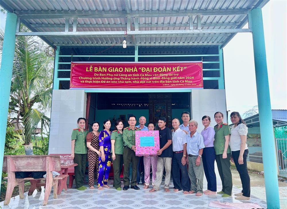 Công an tỉnh Cà Mau bàn giao nhà đại đoàn kết tặng gia đình chị Nguyễn Tố Quyên.
