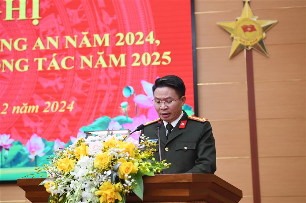 Đại tá Nguyễn Minh Tuấn, Giám đốc Công an tỉnh Phú Thọ trình bày báo cáo tại Hội nghị.