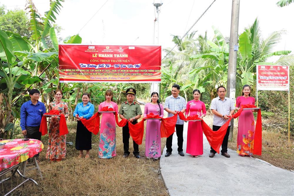 Đại biểu cắt băng khánh thành “Con đường tuổi trẻ - Nối dài ước mơ”.