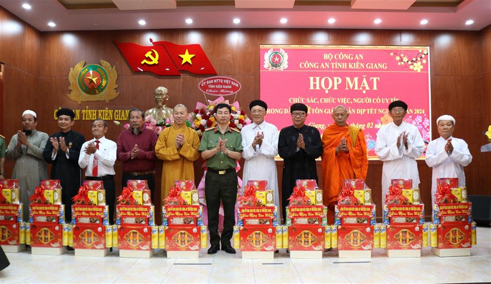 Đại tá Đào Hải Đăng, Phó Giám đốc Công an tỉnh Kiên Giang trao quà tặng đại diện các tôn giáo trên địa bàn tỉnh.