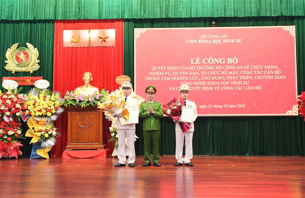 Thiếu tướng Nguyễn Tiến Nam trao Quyết định của Viện KHHS về việc bổ nhiệm lãnh đạo Trung tâm nghiên cứu, ứng dụng, phát triển và chuyển giao công nghệ KHHS.