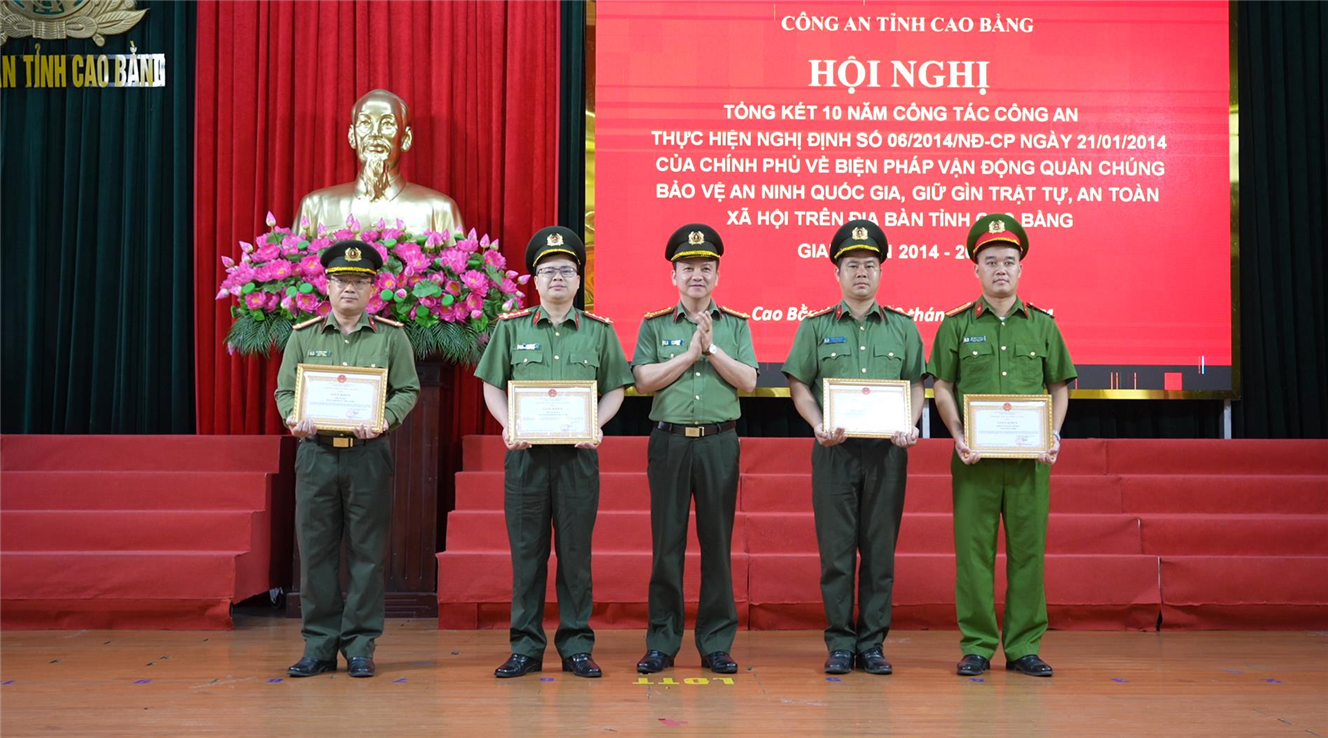 Các tập thể được Giám đốc Công an tỉnh tặng Giấy khen vì có thành tích xuất sắc trong 10 năm thực hiện Nghị định 06 của Chính phủ.