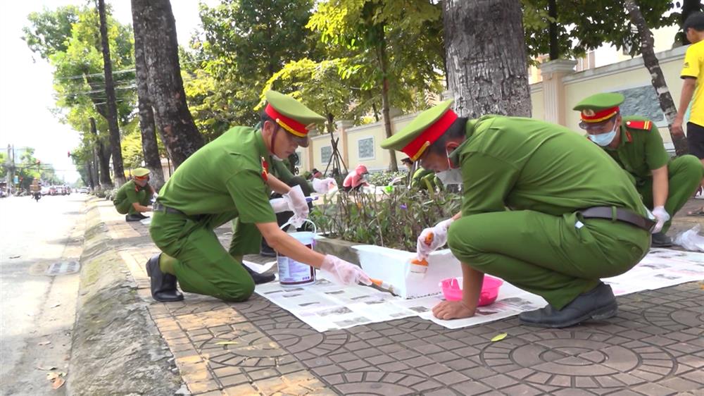 Lực lượng đoàn viên, thanh niên Công an tỉnh Cà Mau ra quân thực hiện Ngày Chủ nhật xanh.