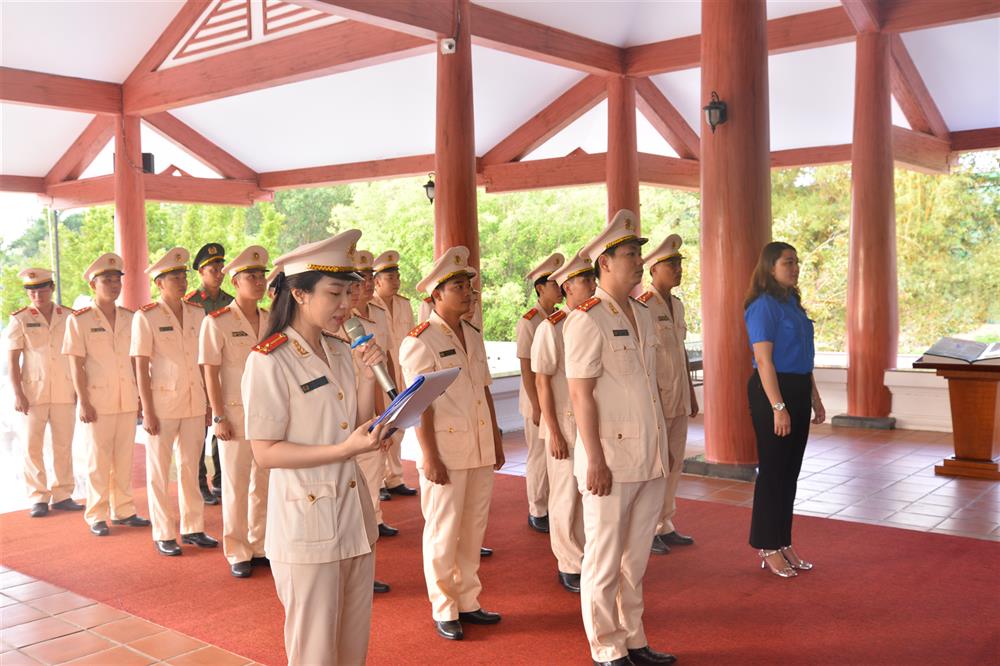 Ban Thanh niên Công an tỉnh Cà Mau báo công dâng Bác nhân kỷ niệm 93 năm Ngày thành lập Đoàn Thanh niên Cộng sản Hồ Chí Minh.