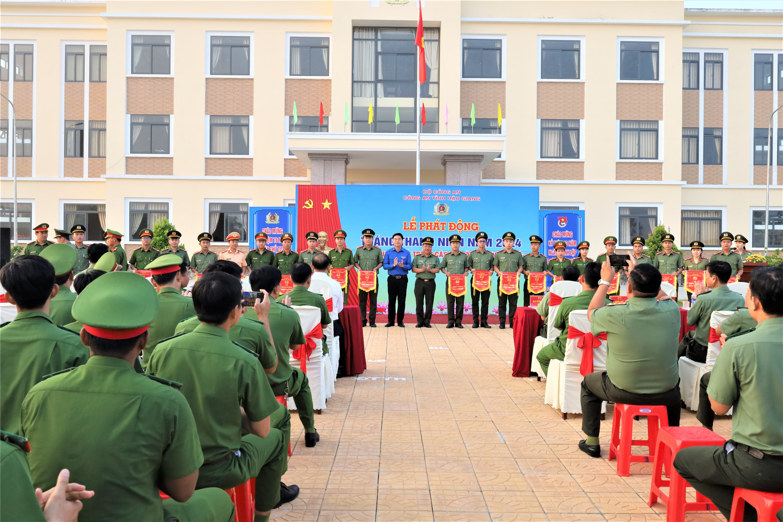 Trao cờ khởi động Tháng Thanh niên cho Đoàn Thanh niên Công an các đơn vị, địa phương.