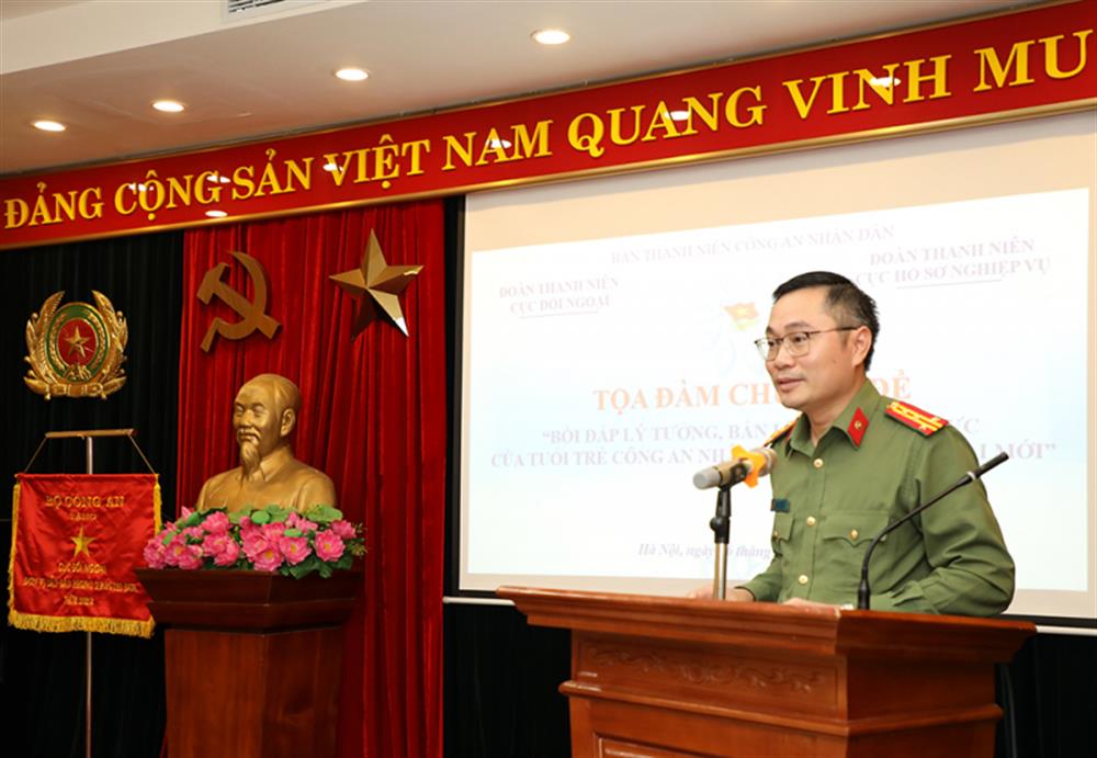 Đại tá Lê Hoàng Dương, Phó Cục trưởng Cục Đối ngoại phát biểu tại tọa đàm.