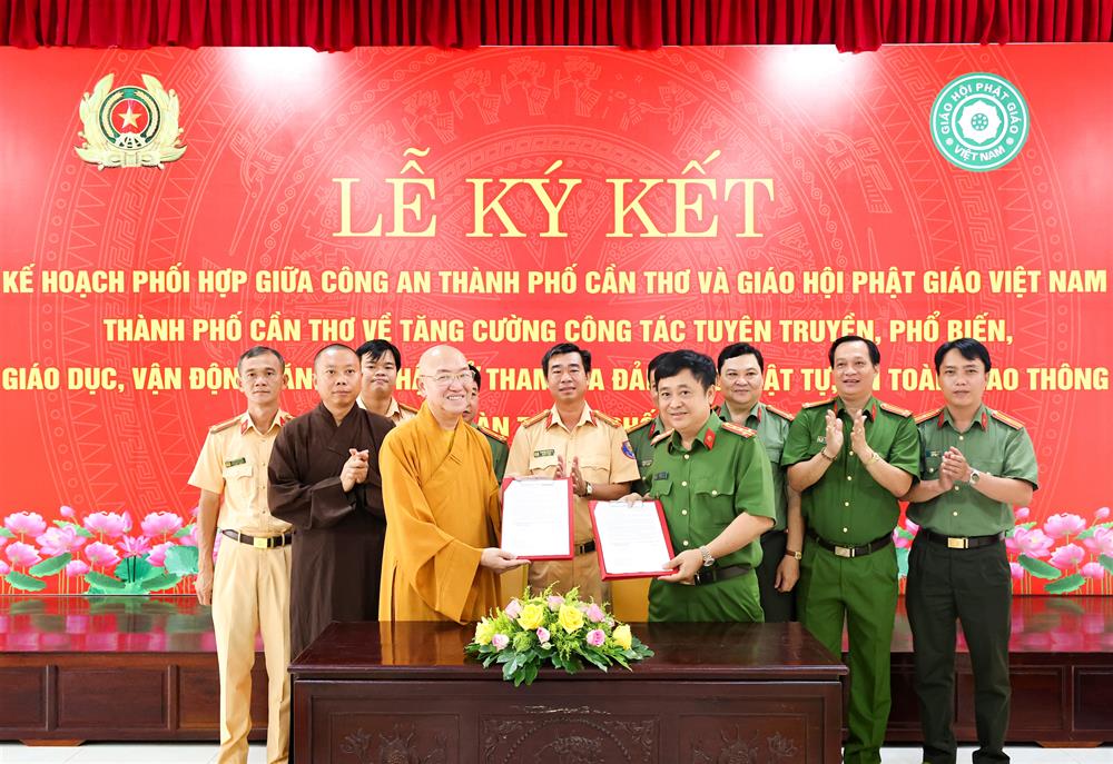 Đại tá Lê Đức Bảy, Phó Giám đốc Công an TP Cần Thơ và Thượng tọa Thích Bình Tâm, Phó Trưởng ban Thường trực, Ban Trị sự GHPGVN TP Cần Thơ ký kết kế hoạch phối hợp.