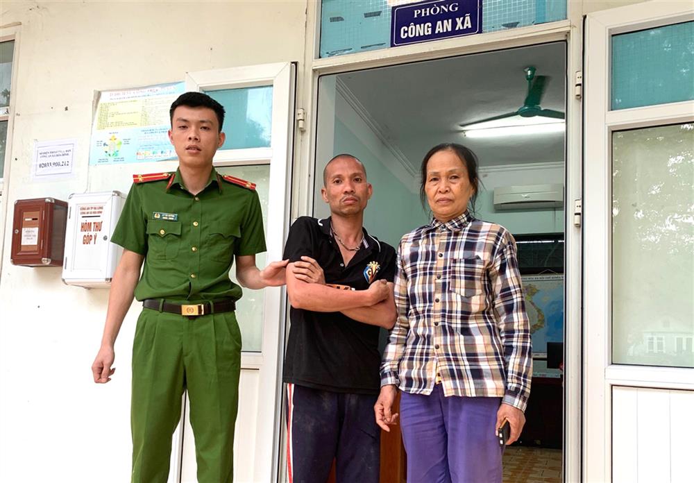 Công an xã Hoà Bình bàn giao anh Đặng Thế Hưng về gia đình.
