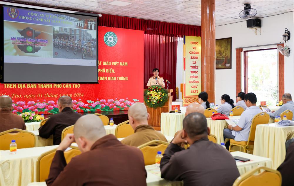 Phòng Cảnh sát giao thông TP Cần Thơ tuyên truyền một số Luật Giao thông và an toàn giao thông cho các tăng, ni, phật tử.