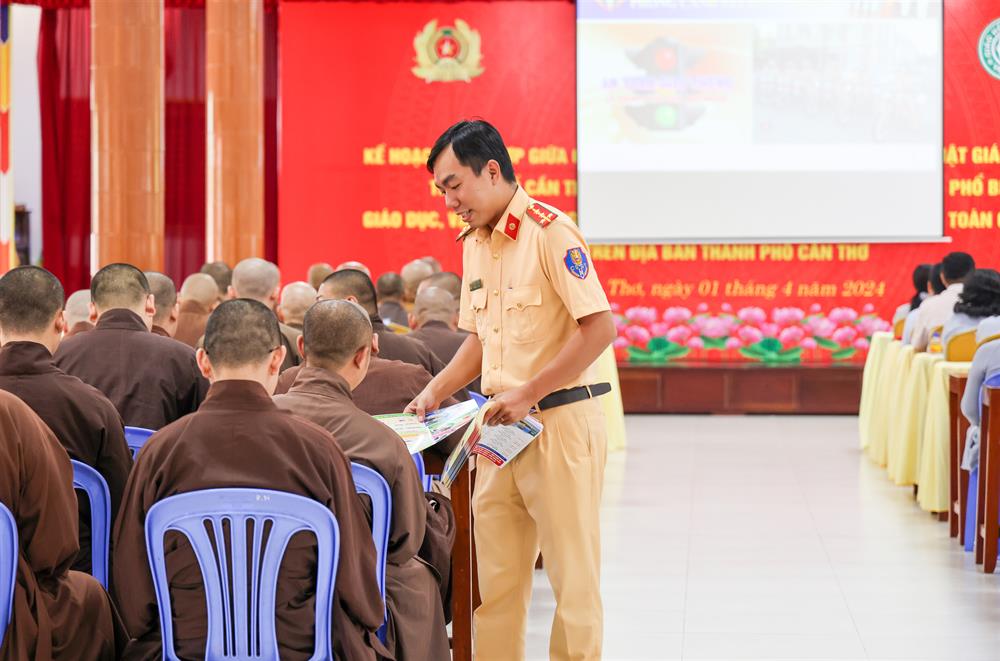 Cán bộ Cảnh sát giao thông phát tờ rơi tuyên truyền cho các tăng ni, phật tử.