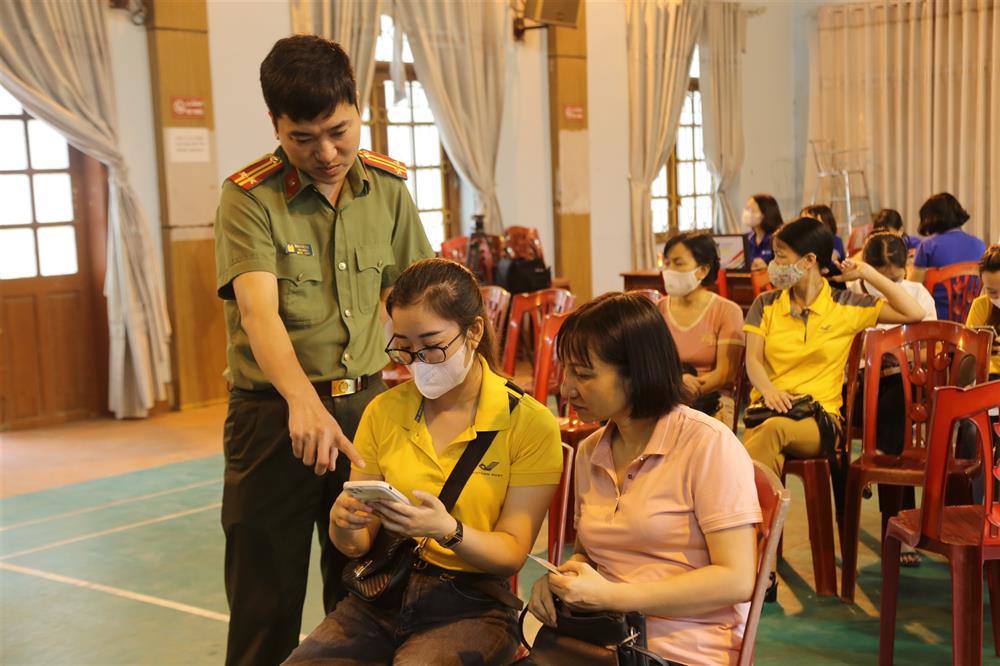 Cán bộ Phòng Quản lý xuất nhập cảnh Công an tỉnh Bắc Ninh tuyên truyền các quy định của pháp luật về xuất nhập cảnh.