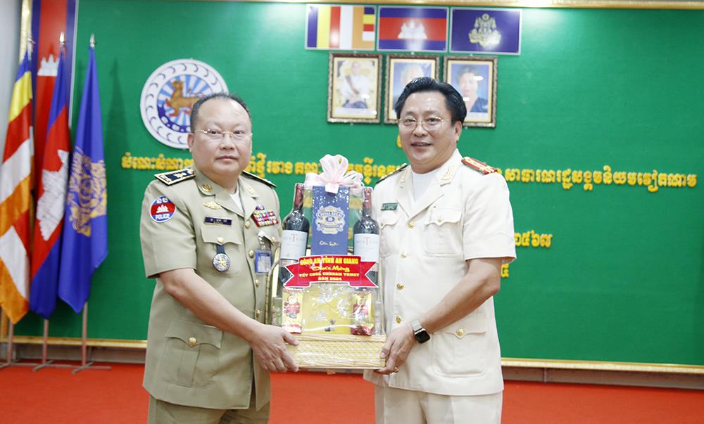 Đại tá Lâm Phước Nguyên, Giám đốc Công an tỉnh An Giang trao quà Tết cho Trung tướng Khov Ly, Giám đốc Công an tỉnh Kampong Chhnang.