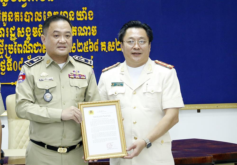 Đại tá Lâm Phước Nguyên, Giám đốc Công an tỉnh An Giang trao thư chúc Tết cho Trung tướng Chheang PhanNaRa, Gián đốc Công an tỉnh Takeo