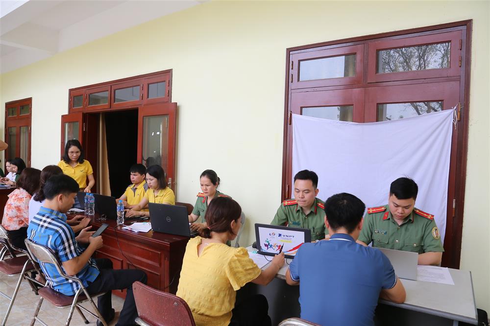 Cán bộ Phòng Quản lý xuất nhập cảnh Công an tỉnh Bắc Ninh hướng dẫn công dân thủ tục đề nghị cấp hộ chiếu qua dịch vụ công.