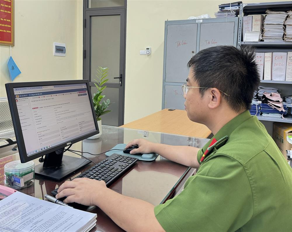 Cán bộ Phòng Cảnh sát PCCC & CNCH tiếp nhận và giải quyết hồ sơ trực tuyến trong lĩnh vực PCCC.