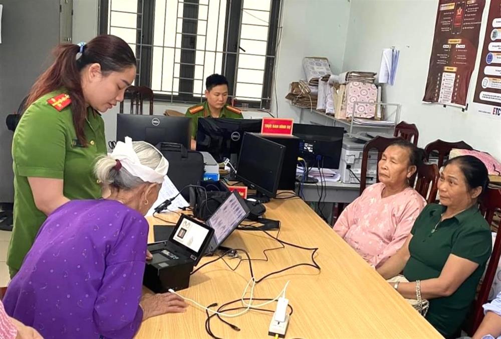 Đại úy Lê Thị Thanh Xuân Nhung hướng dẫn công dân giải quyết thủ tục hành chính qua cổng dịch vụ công.