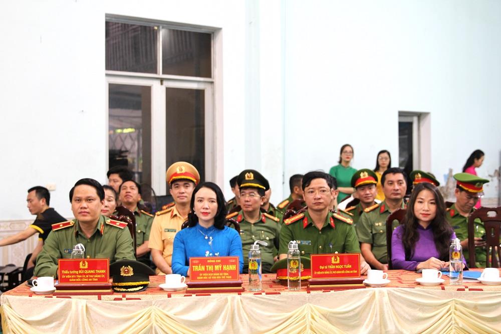 Các đại biểu dự Lễ khai mạc.