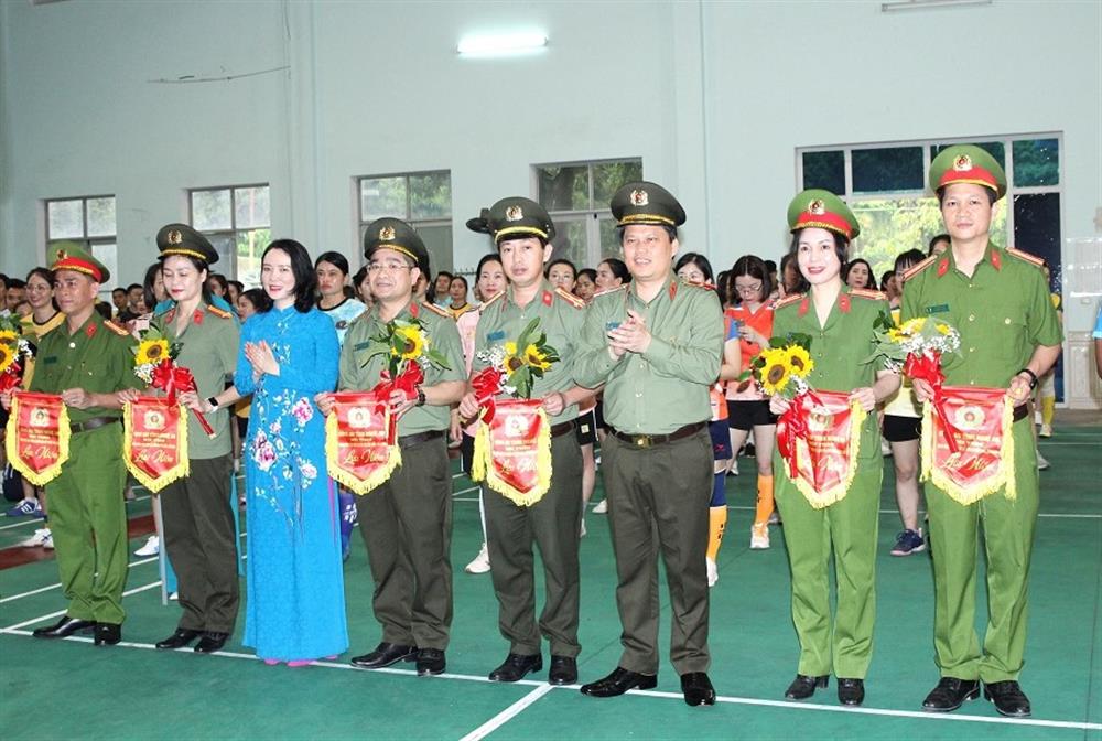 Thiếu tướng Bùi Quang Thanh, Giám đốc Công an tỉnh và đồng chí Trần Thị Mỹ Hạnh, Giám đốc Sở Văn hóa và thể thao tỉnh Nghệ An trao Cờ lưu niệm và tặng hoa cho đại diện các đội tuyển