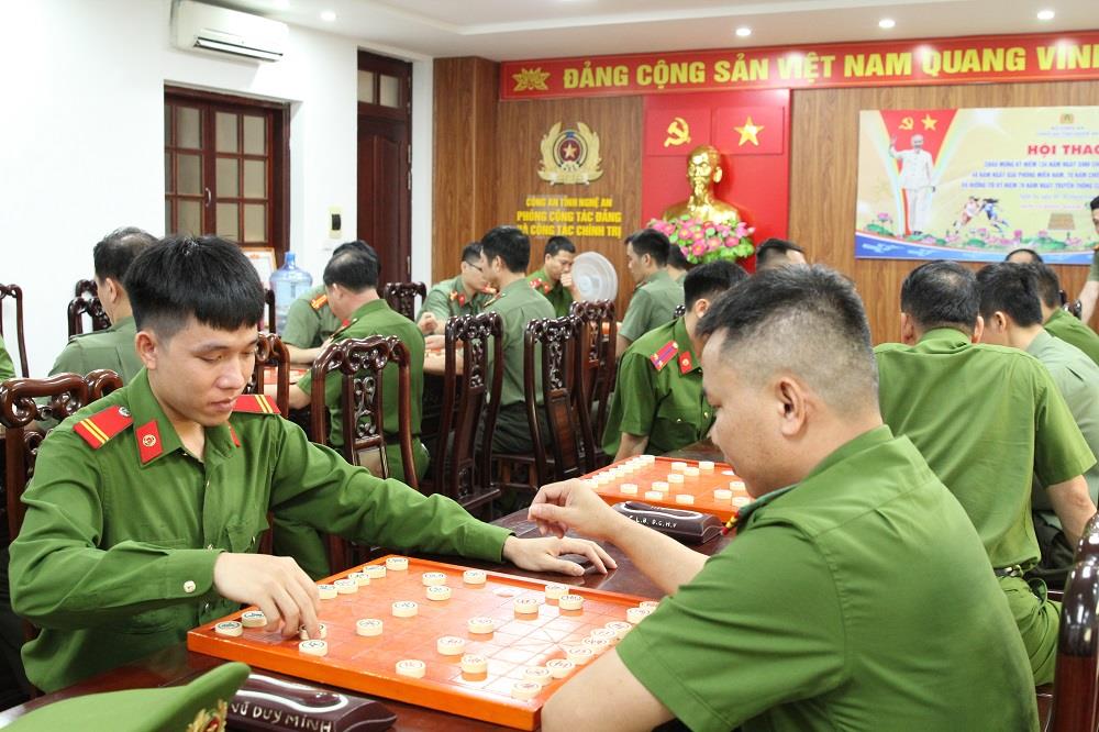 Khán giả được “mãn nhãn” những ván cờ hay và những pha bóng đẹp