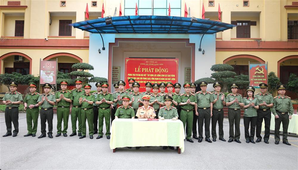 Các đơn vị ký kết giao ước thực hiện phong trào thi đua đặc biệt.