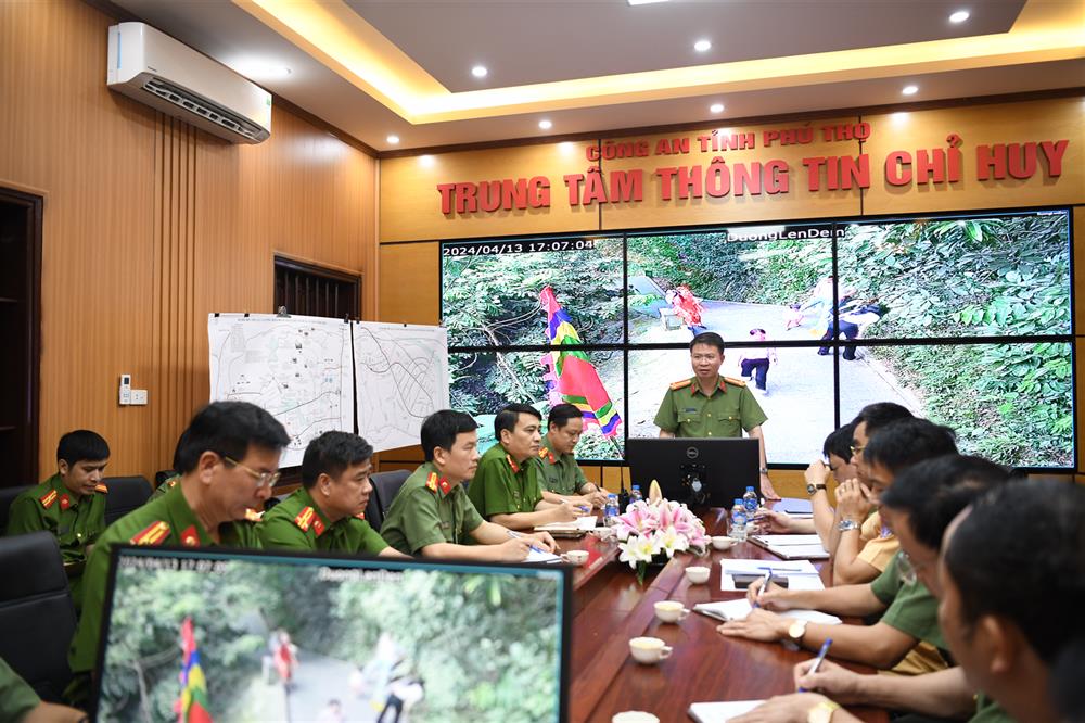 Đại tá Nguyễn Minh Tuấn, Giám đốc Công an tỉnh chỉ đạo các lực lượng tham gia phương án đảm bảo an ninh, trật tự Giỗ Tổ Hùng Vương năm 2024.