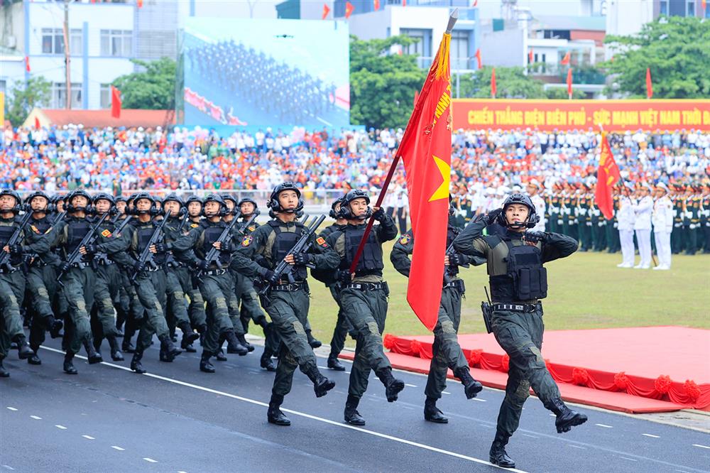 Khối nam chiến sĩ Cảnh sát đặc nhiệm.