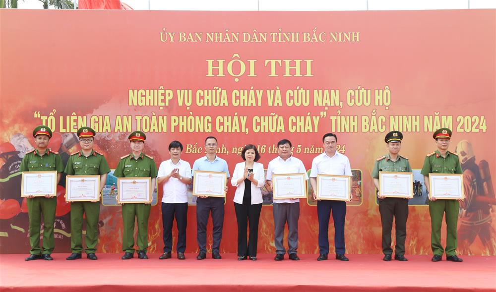 Lãnh đạo Ủy ban nhân dân tỉnh Bắc Ninh trao Bằng khen tặng các tập thể, cá nhân có thành tích tại Hội thi