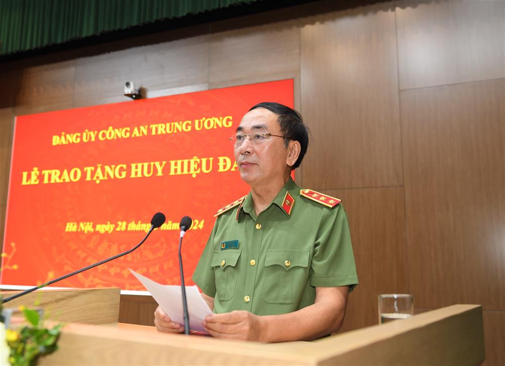 Thứ trưởng Trần Quốc Tỏ phát biểu chúc mừng đồng chí Bùi Văn Nam.