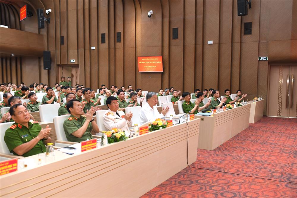 Các đại biểu dự buổi Lễ.