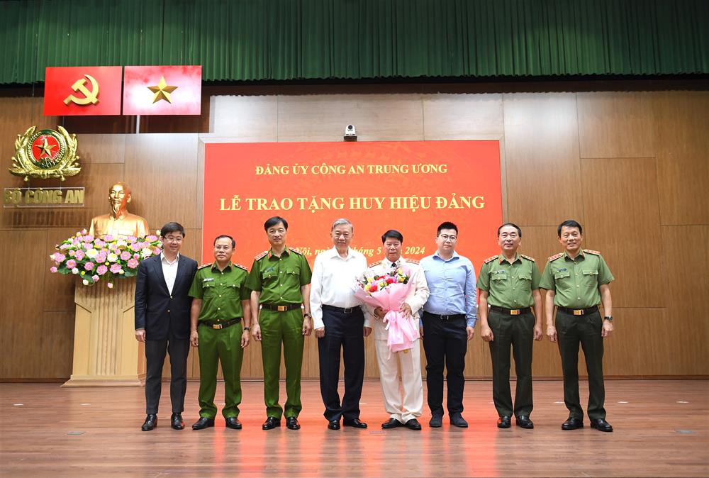 Đại tướng Tô Lâm và các đồng chí trong Ban Thường vụ Đảng uỷ CATW chúc mừng đồng chí Bùi Văn Nam.