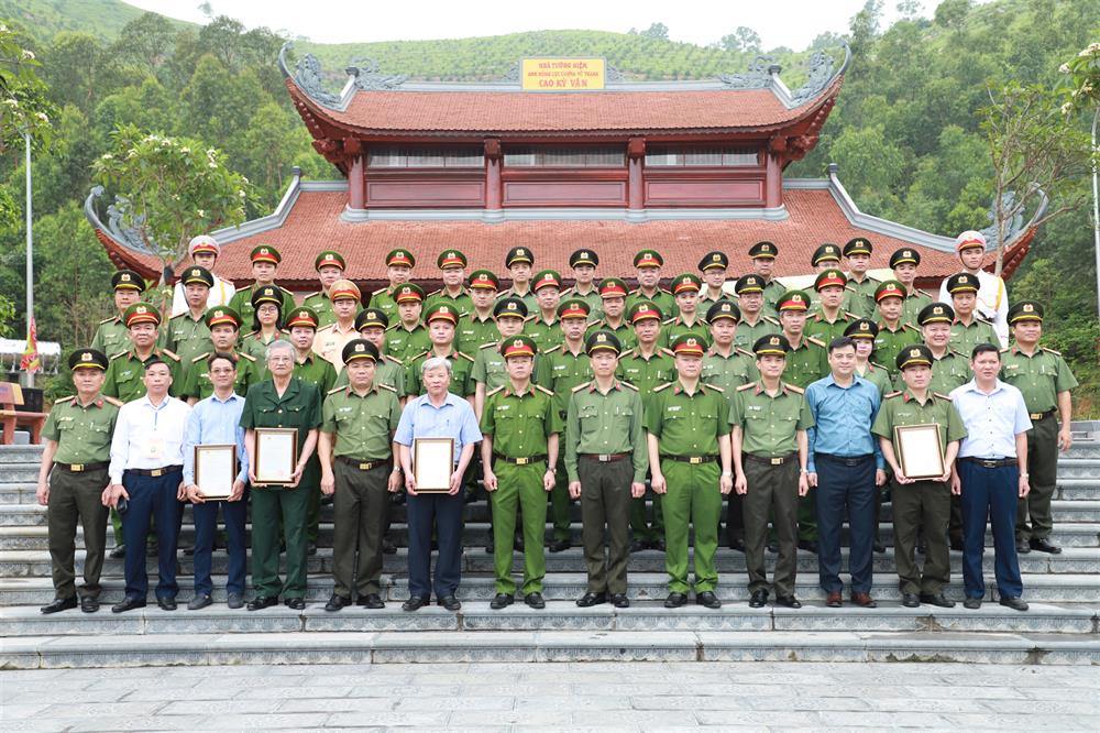 Các đại biểu tại Khu tưởng niệm Anh hùng, liệt sĩ Công an nhân dân Cao Kỳ Vân.
