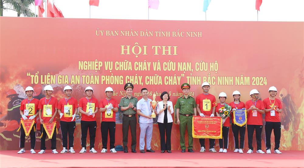 h đạo Ủy ban nhân dân tỉnh và Công an tỉnh Bắc Ninh trao Giải nhất tặng đội tuyển xã Yên Phụ, huyện Yên Phong.
