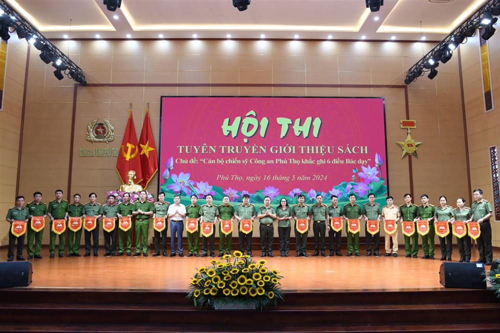 Ban Tổ chức trao Cờ lưu niệm tặng các đoàn tham gia Hội thi.