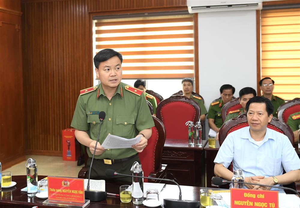 Thiếu tướng Nguyễn Ngọc Vân, Giám đốc Công an tỉnh Sơn La trình bày báo cáo tại buổi làm việc.