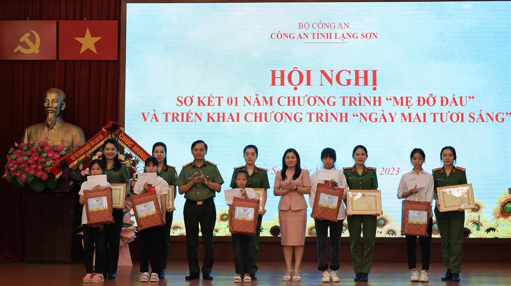 Sơ kết 01 năm thực hiện chương trình Mẹ đỡ đầu và triển khai chương trình Ngày mai tươi sáng.