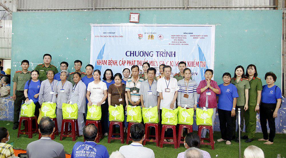 Đoàn trao quà cho những người khiếm thị đến khám bệnh, cấp phát thuốc miễn phí.