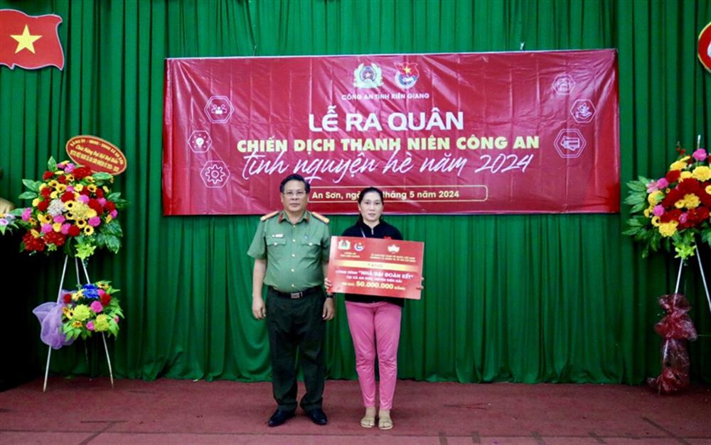 Công an tỉnh trao tặng kinh phí khởi công xây dựng 01 căn nhà “Đại đoàn kết”.