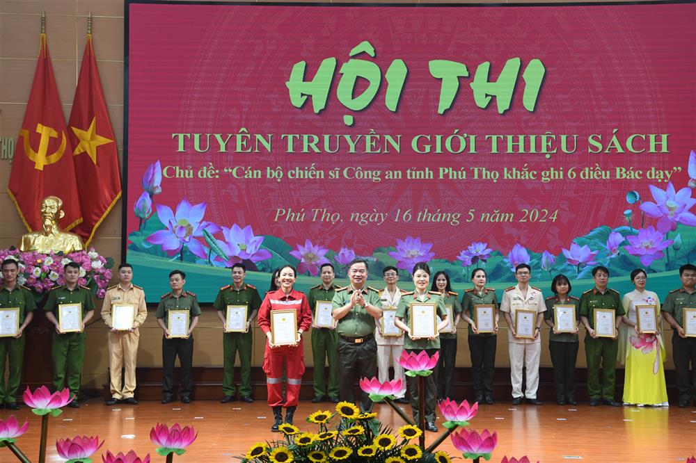 Ban Tổ chức trao giải tặng các đội thi xuất sắc
