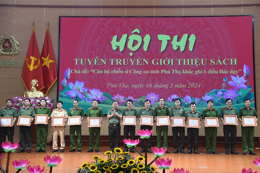 Ban tổ chức trao Giấy khen của Giám đốc Công an tỉnh cho 14 tập thể có thành tích trong tổ chức và tham gia hội thi.