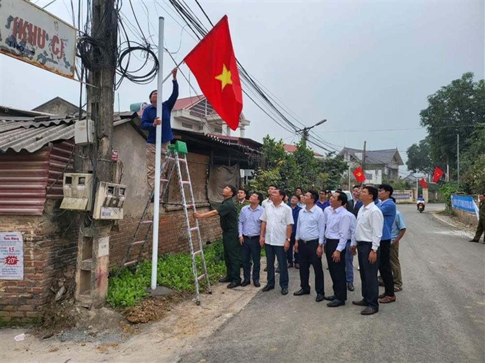 Đại diện lãnh đạo Công an huyện và lãnh đạo Đảng uỷ, Ủy ban nhân dân xã Yên Tập, huyện Cẩm Khê triển khai mô hình “đường cờ xứ đạo” trên địa bàn.