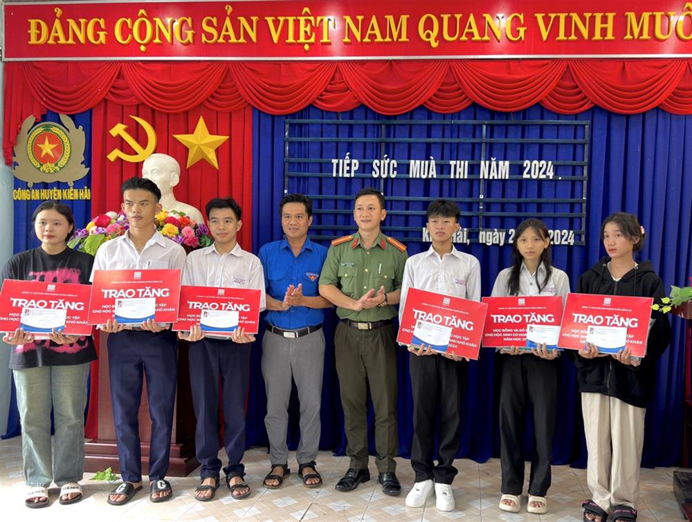 Ban Thanh niên Công an tỉnh tặng quà các em học sinh có hoàn cảnh khó khăn xã đảo.