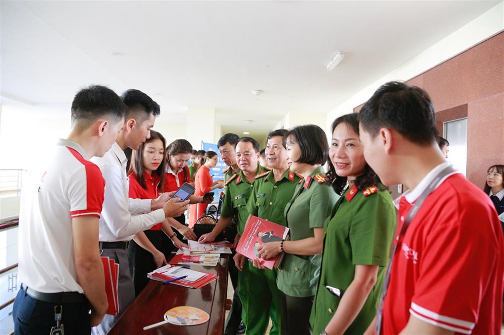 sát cánh cùng đồng đội trong chiến dịch ngày đêm thu nhận CCCD.