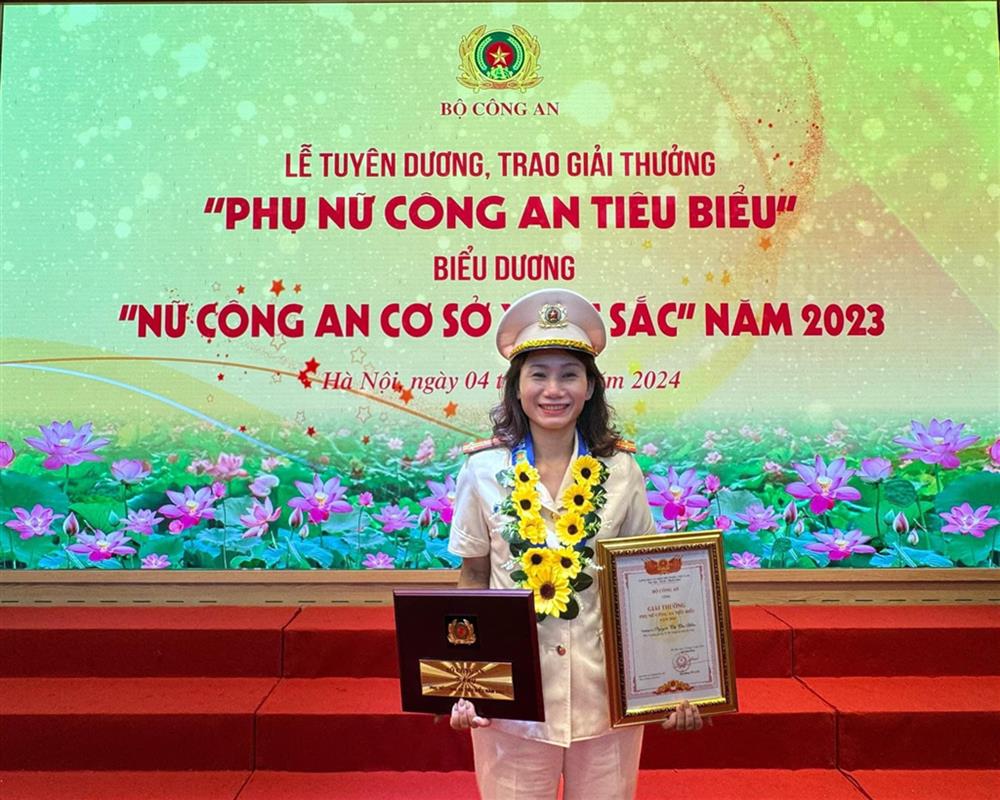 vinh dự là 1 trong 20 gương phụ nữ công an tiêu biểu.