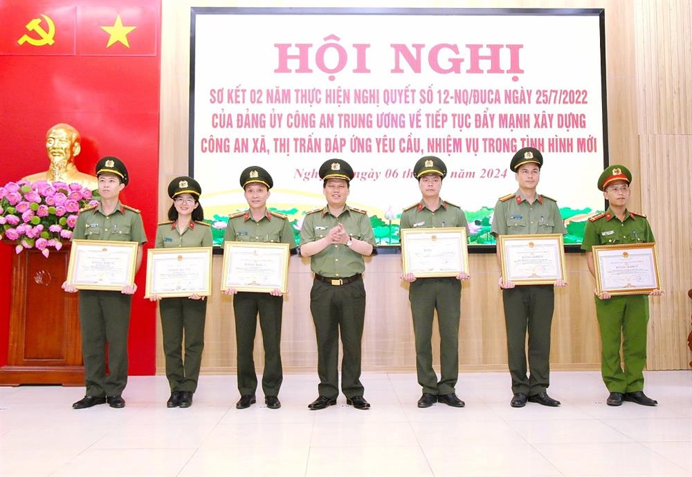 Thừa ủy quyền, Thiếu tướng Bùi Quang Thanh, Giám đốc Công an tỉnh trao Bằng khen của Ủy ban nhân dân tỉnh tặng 08 tập thể, 07 cá nhân.