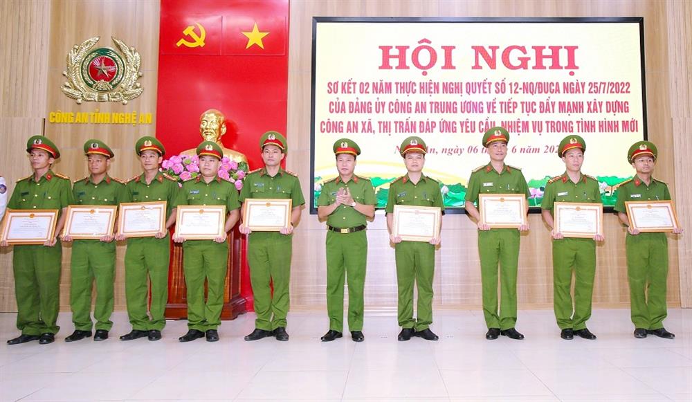 Lãnh đạo Công an tỉnh trao Giấy khen của Giám đốc Công an tỉnh tặng các tập thể và cá nhân có thành tích xuất sắc.