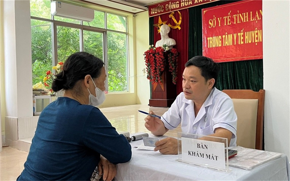 Bác sĩ Bệnh viện 19-8, Bộ Công an tư vấn cách phòng tránh các bệnh về mắt cho người dân huyện Đình Lập.