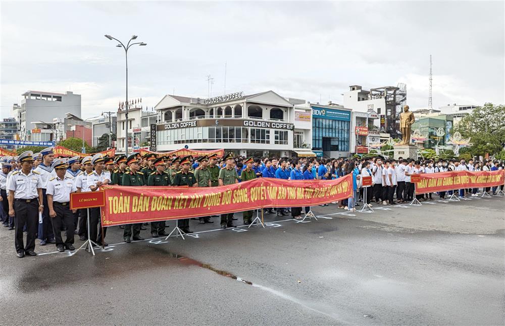 Các lực lượng tham dự lễ mít tinh