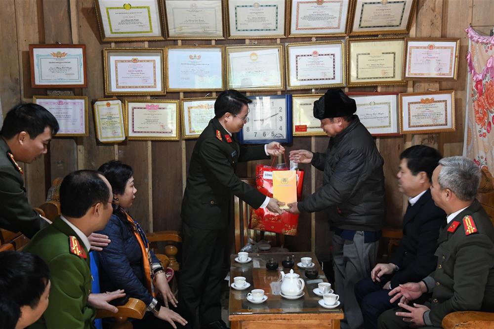 Đại tá Nguyễn Minh Tuấn, Ủy viên Ban Thường vụ Tỉnh uỷ, Giám đốc Công an tỉnh Phú Thọ thăm hỏi, tặng quà người có uy tín trong vùng đồng bào dân tộc thiểu số của huyện Yên Lập, tỉnh Phú Thọ nhân dịp Tết Nguyên đán cổ truyền của dân tộc.