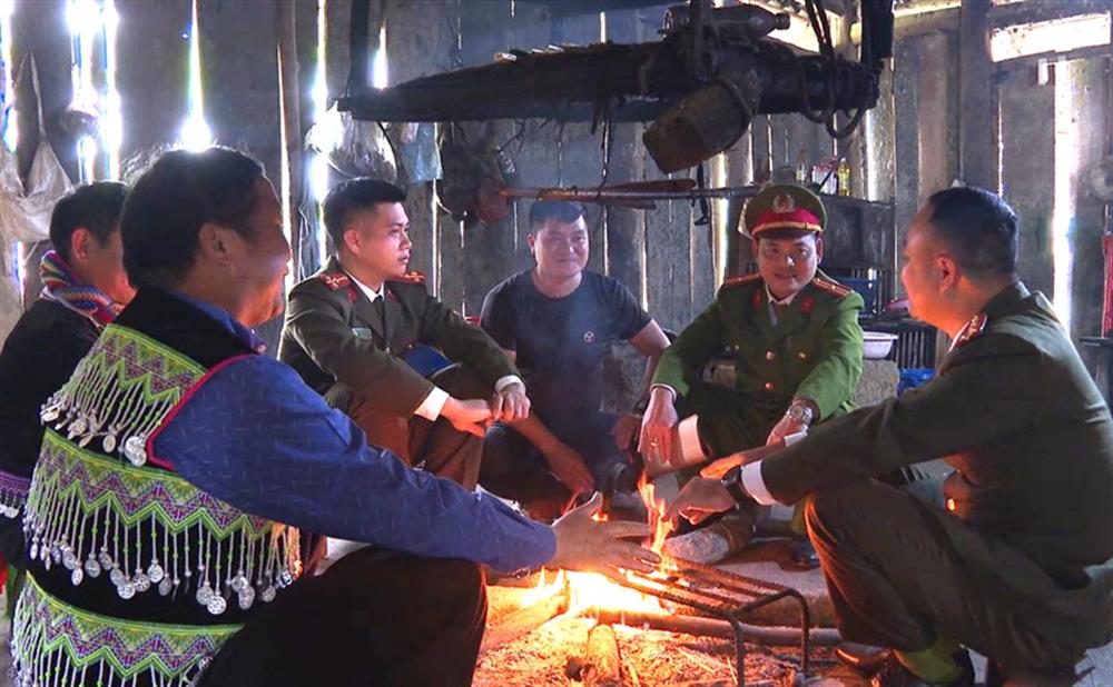 Lực lượng An ninh tích cực tuyên truyền vận động bà con vùng đồng bào các dân tộc thiểu số chấp hành tốt những chủ trương, đường lối của Đảng, chính sách, pháp luật của Nhà nước, góp phần đảm bảo an ninh, trật tự tại địa phương.