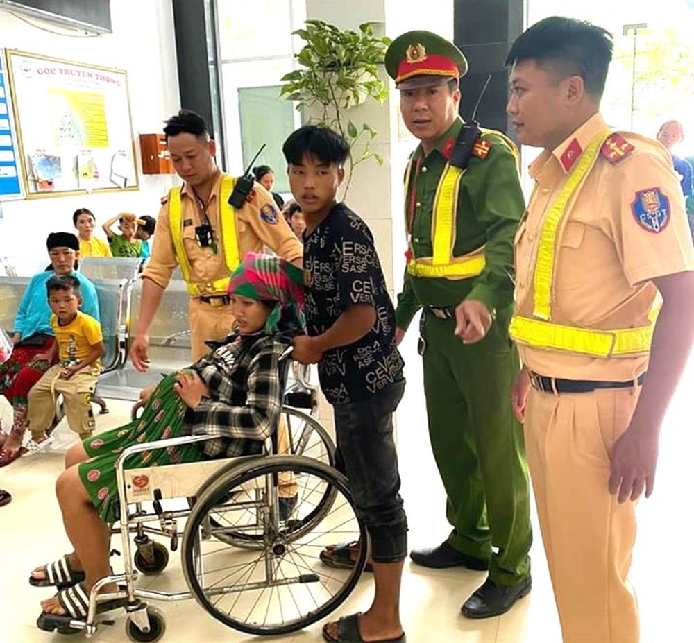 Cán bộ, chiến sĩ hỗ trợ đưa sản phụ vào Bệnh viện cấp cứu.